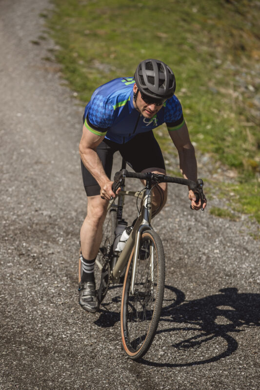 Gravelfahrer auf einem Bergweg