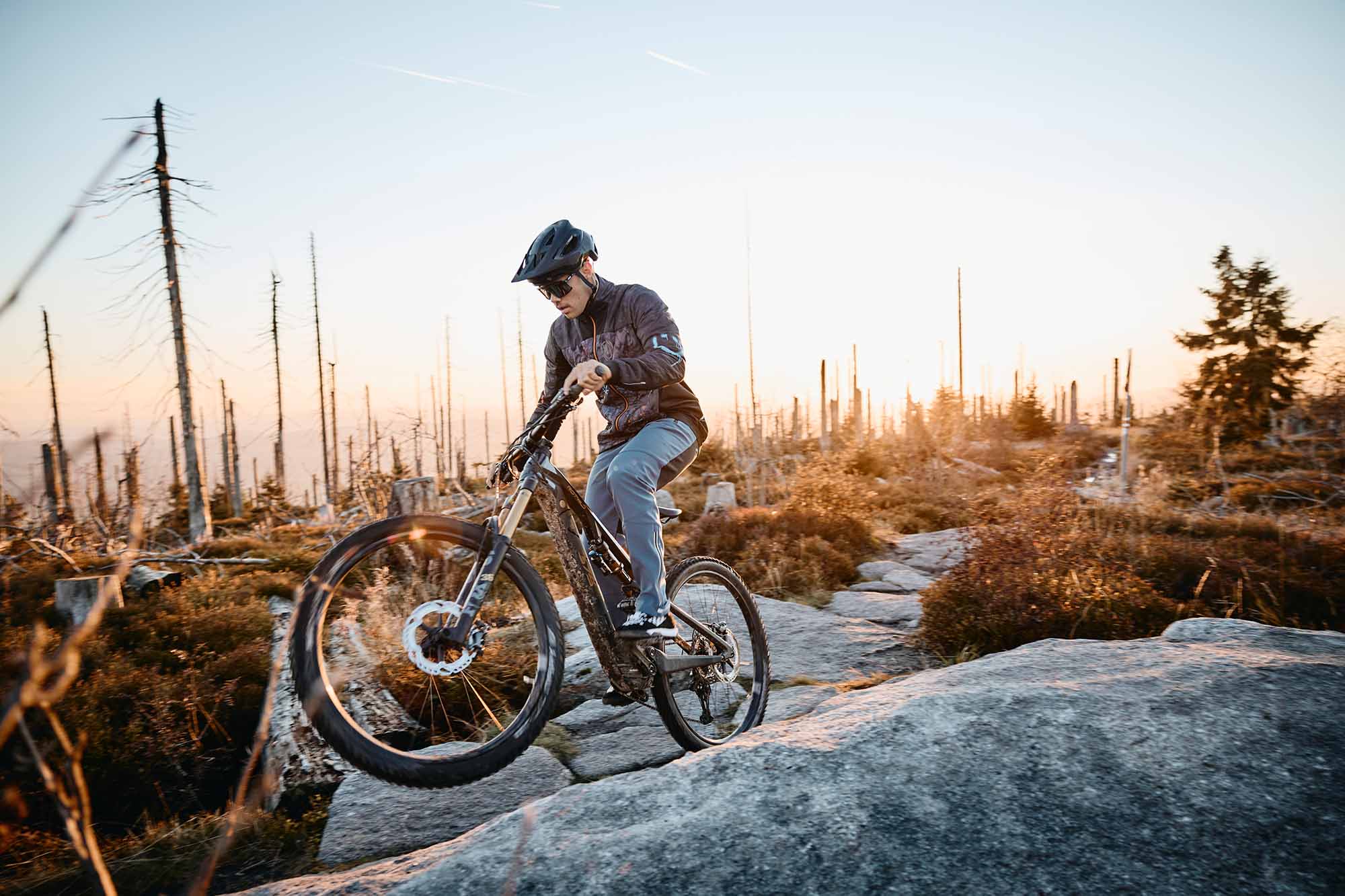 Mountainbiker auf Granitfelsen im Abendlicht