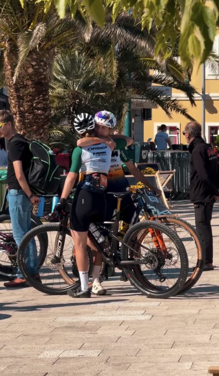 Tanja Priller mit ihrem MTB beim 4Islands Epic