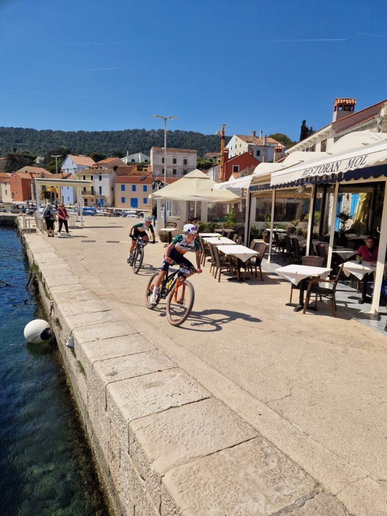 MTB-Fahrerinnen beim 4Islands Epic auf der Hafenpromenade