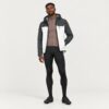Model in Langarmtrikot P-Drift brown, Winter-Bib P-Wind Chaser und Regenjacke P-Space Age off white