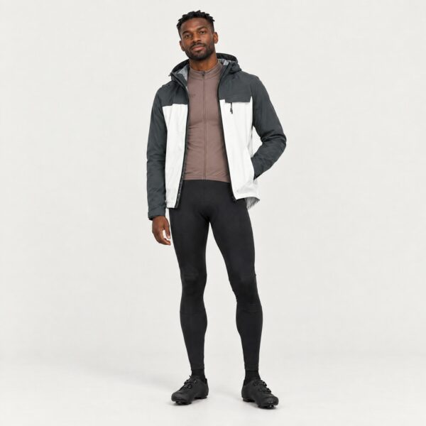 Model in Langarmtrikot P-Drift brown, Winter-Bib P-Wind Chaser und Regenjacke P-Space Age off white