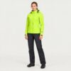 Model in Regenjacke P-Rain II W neongelb und Regenhose P-Seattle schwarz