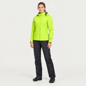 Model in Regenjacke P-Rain II W neongelb und Regenhose P-Seattle schwarz