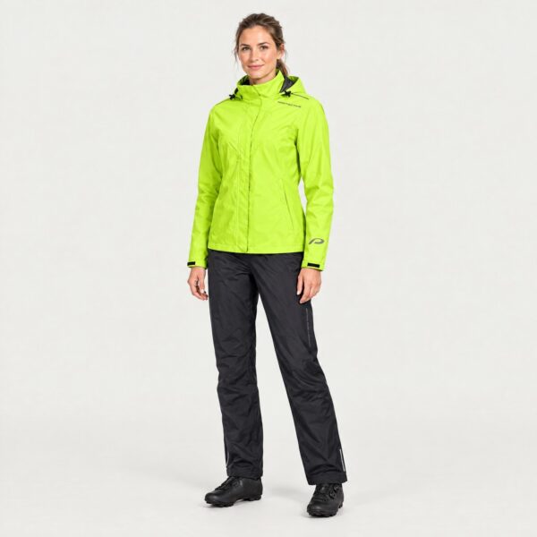 Model in Regenjacke P-Rain II W neongelb und Regenhose P-Seattle schwarz