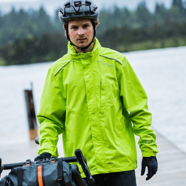 Fahrer in Regenjacke P-Rain II und Regenhose P-Seattle Short am Steg im Regen