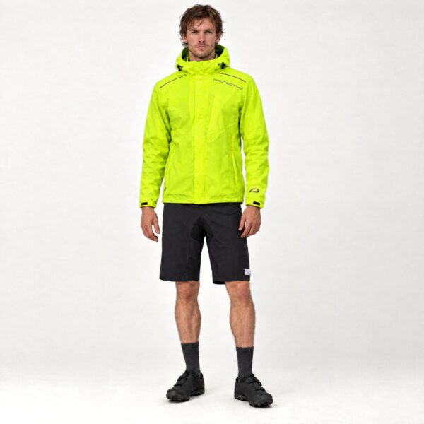 Model in Regenjacke P-Rain II neongelb und Regenshort P-Seattle Short schwarz