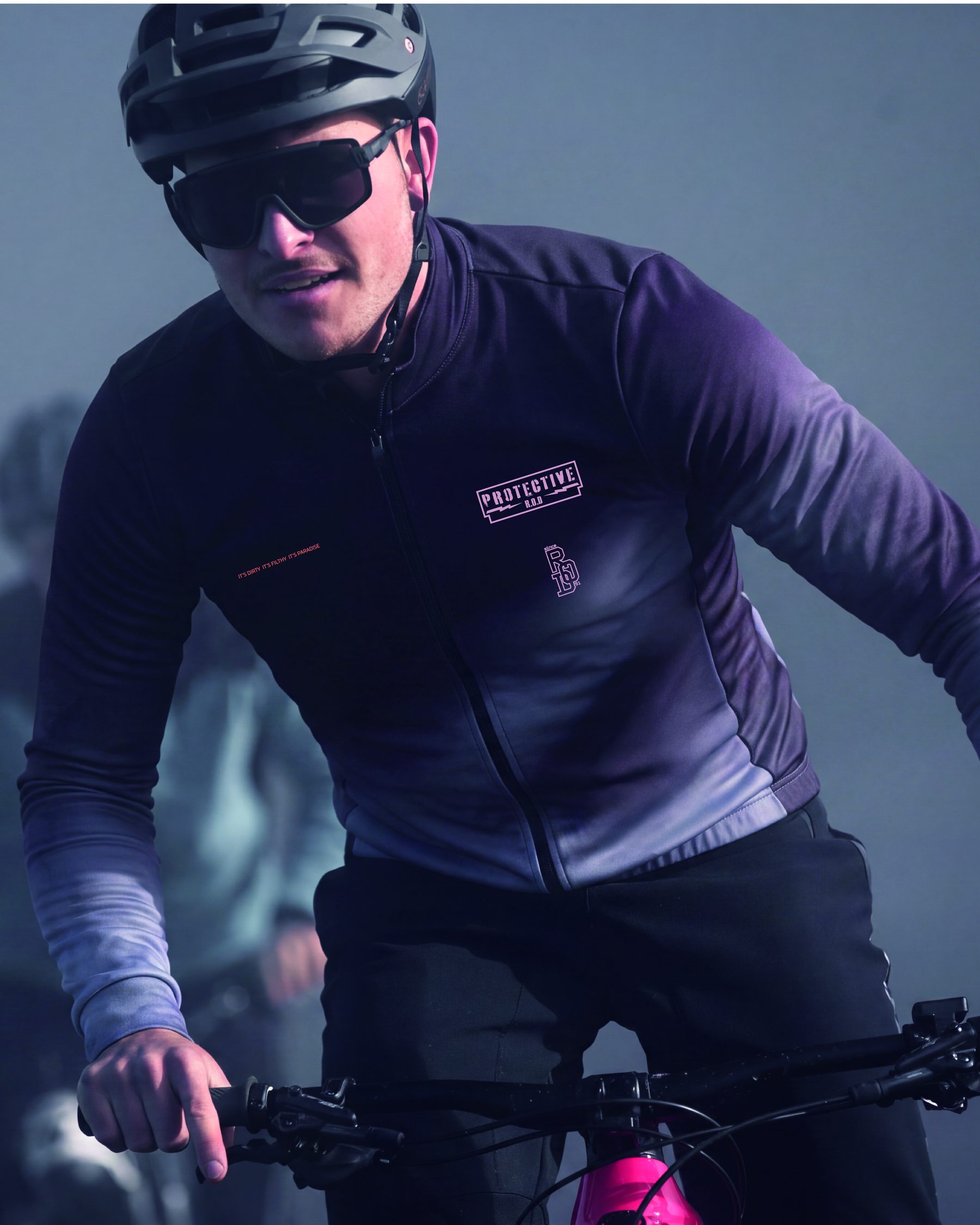 Mountainbiker im Langarmtrikot im Nebel